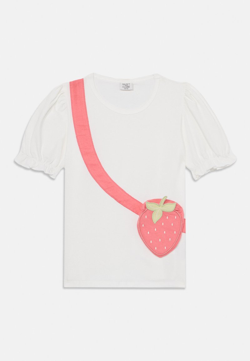 Camiseta blanca con mangas cortas fruncidas, que presenta una cinta rosa y un bolsillo en forma de fresa con acentos de hojas verdes.