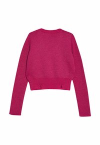 Dlouhá rukávová zkrácená pletená svetřík v tmavě růžové barvě s kulatým výstřihem a jemnou texturou, zobrazený z ploché perspektivy zezadu.