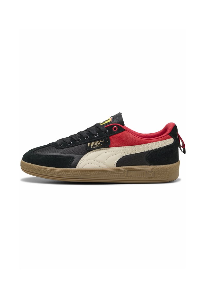 Sorte, røde og beige ruskinds sneakers med gummisål. Har snørebånd, perforerede detaljer og et logo mærke på siden og tungen.