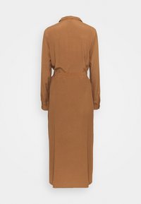 Brun, långärmad klänning med krage, bälte i midjan och rak skärning. Slät tyg utan synliga mönster eller detaljer. Bakifrån.