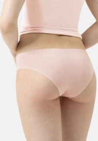 Rosa, sömlösa hipsterunderkläder i slät tyg, med en låg midjehöjd och inga synliga sömmar för komfort och minimalism.