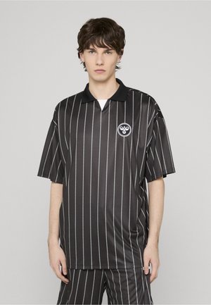 Schwarz gestreiftes Poloshirt mit kurzen Ärmeln, einem schwarzen Kragen und einem runden Logo auf der linken Brustseite. Hergestellt aus glattem Material.
