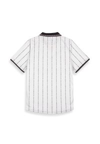 Krótki rękaw, biały shirt w pionowe czarne paski z czarnym kołnierzykiem. Posiada teksturowany wzór wzdłuż pasków.