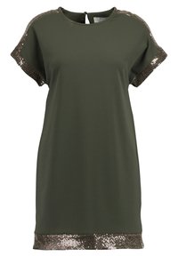 Zielona oliwkowa sukienka z krótkimi rękawami i okrągłym dekoltem. Posiada mosiężne cekinowe wykończenie wzdłuż ramion i dolnego brzegu. Miękki materiał.