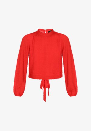 Červená textúrovaná blúzka s dlhým rukávom, okrúhlym výstrihom a viazaním v páse. Obsahuje jemný krčený vzor a zips na chrbte.