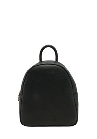 Zaino in pelle nera con una forma arrotondata, superficie texturizzata e maniglia superiore. Presenta hardware in tono oro e un logo nella parte frontale.