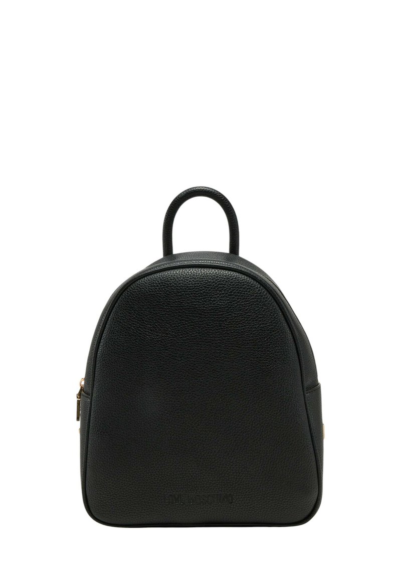 Zaino in pelle nera con una forma arrotondata, superficie texturizzata e maniglia superiore. Presenta hardware in tono oro e un logo nella parte frontale.