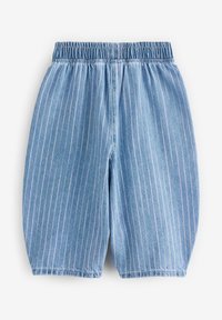 Shorts di denim azzurro chiaro con righe verticali bianche e pastello, dotati di una vita elastica e di una vestibilità comoda.