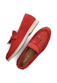Rode suède loafers met een instapontwerp, voorzien van een kleine strikaccent, metalen hardware en een beige rubberen zool.