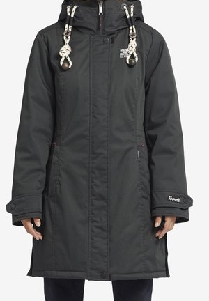 Czarny długi zimowy płaszcz z kapturem, białymi sznurkami do ściągania, zamkiem z przodu, zapinanymi na guziki mankietami oraz przednimi kieszeniami, noszony przez osobę.