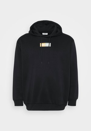 Zwarte hoodie van zacht materiaal, met een logo patch aan de voorkant in wit, geel en lichtblauw. Bevat een kangoeroezak en een trekkoord bij de capuchon.
