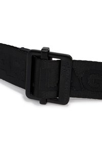 Juodas nailono diržas su reljefiniu raštu, su matinio juodo metalo sagtimi, išdeginta "Karl Lagerfeld Jeans".