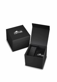 Scatola nera con un coperchio, con il logo bianco "LOTUS". All'interno si vedono un cuscino nero e un compartimento rettangolare più piccolo.