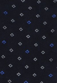 Nawigacyjny materiał z teksturowanym splotem, z powtarzającym się wzorem małych, diamentowych akcentów w kolorze niebieskim, białym i jasnoniebieskim.