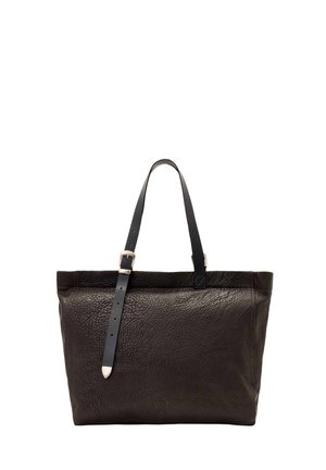 Ciemnobrązowa teksturowana torba typu tote z czarnymi, regulowanymi paskami na ramię i srebrnymi klamrami na białym tle.