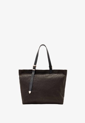 Ciemnobrązowa teksturowana torba typu tote z czarnymi, regulowanymi paskami na ramię i srebrnymi klamrami na białym tle.