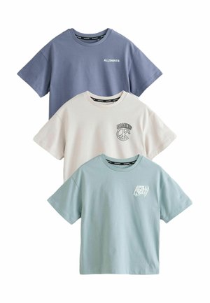 Drie T-shirts met korte mouwen en een ronde hals in blauw, beige en lichtgroen, elk met verschillende AllSaints-logo's op de borst.
