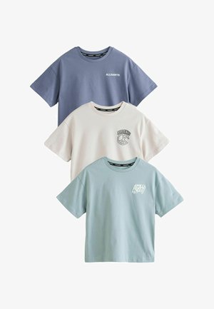 Tre T-shirts med rund hals og korte ærmer i blå, beige og lysegrøn, hver med forskellige AllSaints logo-tryk på brystet.
