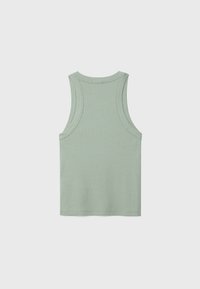 Lys grøn ribbet tanktop med rund hals, ærmeløs design og lige bagkante. Stoffet ser blødt og tekstureret ud.