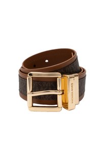 Bruine leren riem met een gestreepte, donkere stoffen band en een goudkleurige metalen gesp waarop de merknaam "Michael Kors" is gegraveerd.