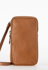 Beige Leder-Crossbody-Tasche mit glatter Textur, rechteckiger Form, Reißverschluss oben und verstellbarem Riemen für Vielseitigkeit.