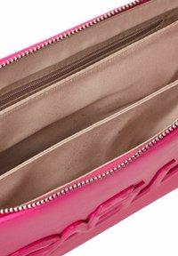 Borsa clutch in pelle rosa con design in rilievo, chiusura con zip argentata e interno beige con una tasca con zip e due scomparti a soffietto.