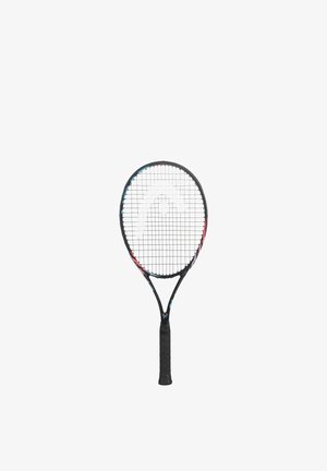 Raquette de tennis noire avec des accents rouges et bleus et une poignée noire sur un fond blanc.