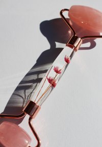 ARI ANWA Skincare ROSENQUARZ ROLLER UND GUA SHA - THE SOULCARE KIT - Accessori skincare - rose