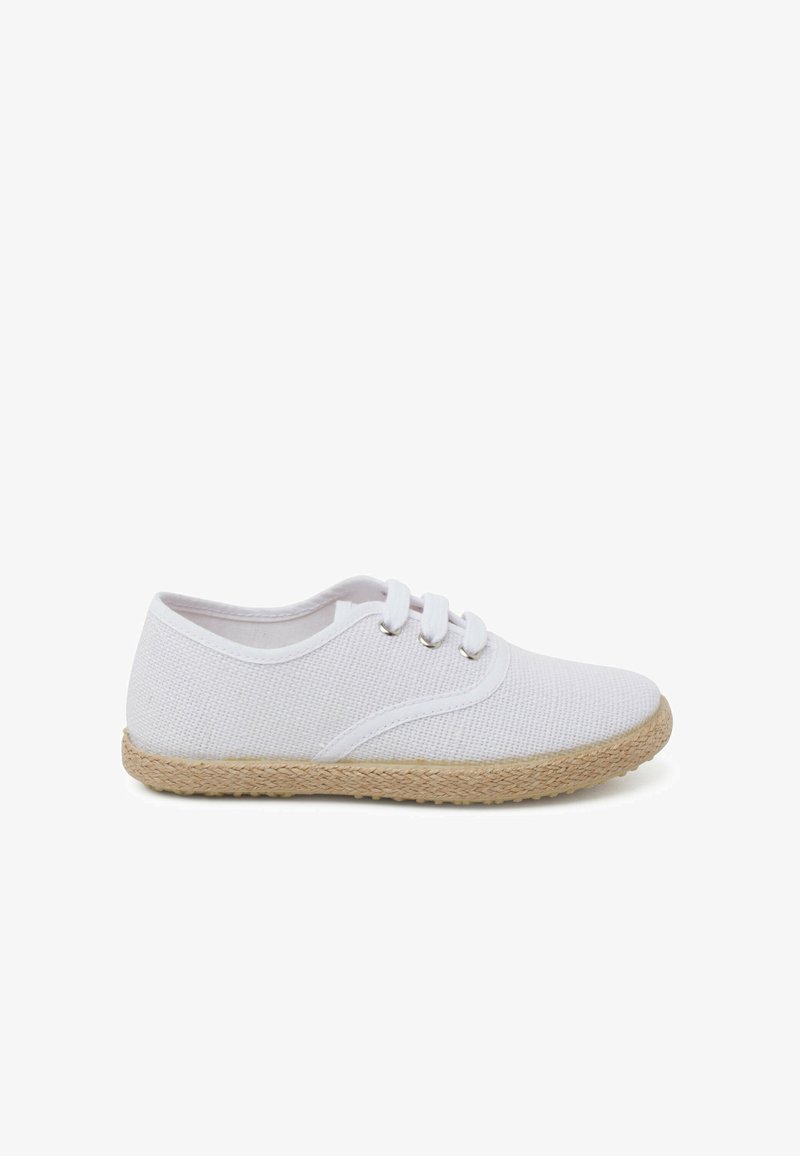 Scarpe di tela bianche con finitura texturizzata, caratterizzate da una punta tonda, due fori per i lacci e suola in fibra naturale. Design semplice e leggero.