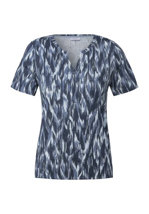 Koszulka krótko rękawowa w granatowym i jasnoniebieskim kolorze, z dekoltem w kształcie V i teksturowanym wzorem z abstrakcyjnymi liniami. Lekki materiał, luźny krój.