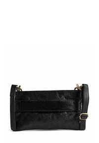 Svart läderclutch med en texturerad yta, i en enkel rektangulär form, med avtagbart band och metalliska detaljer.