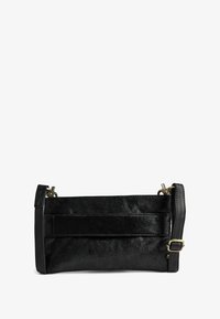 Selezionato, jet black