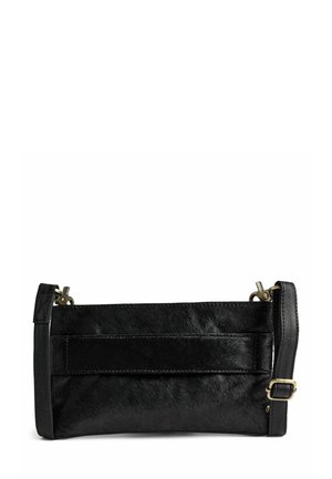 Svart läderclutch med en texturerad yta, i en enkel rektangulär form, med avtagbart band och metalliska detaljer.