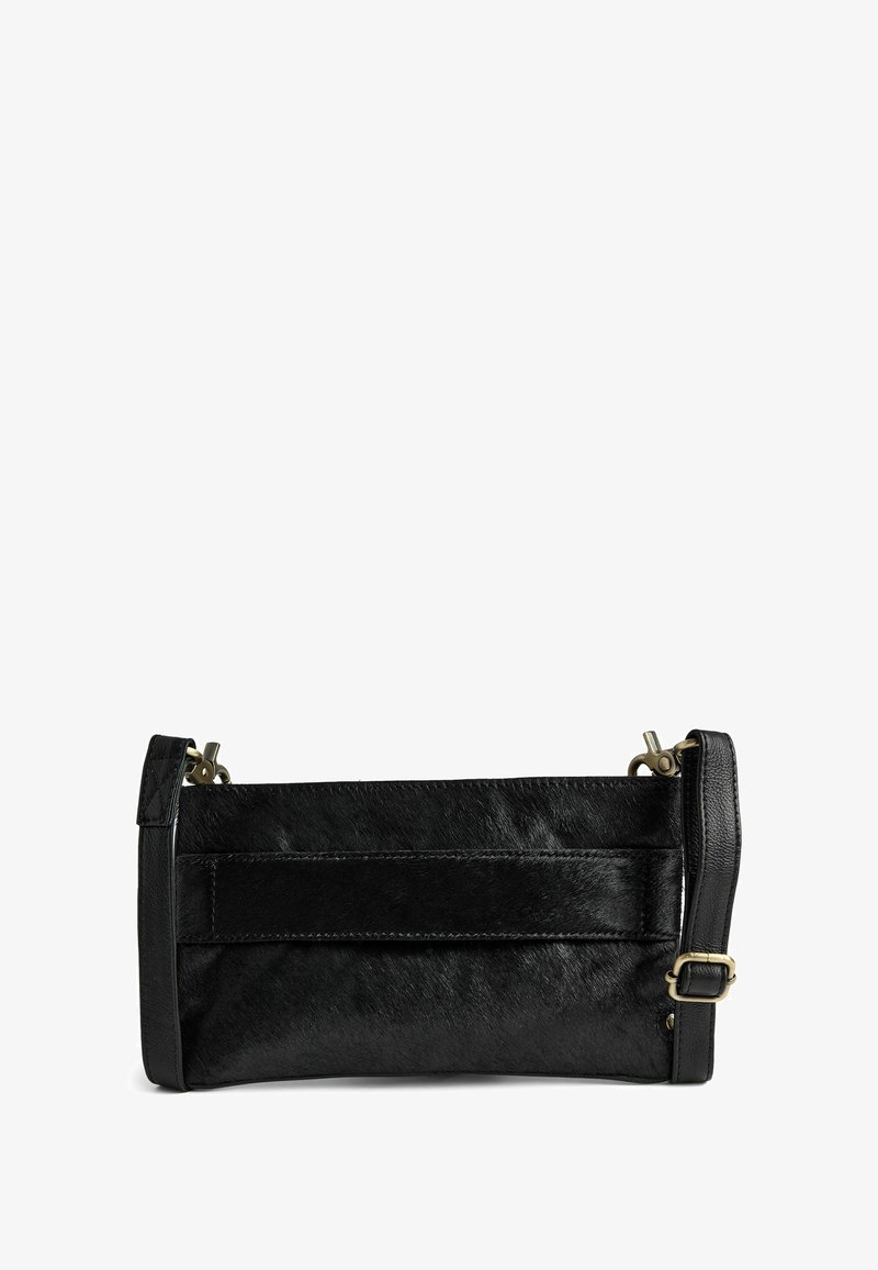 Fekete bőr clutch táska texturált felülettel, egyszerű téglalap alakban, levehető pánttal és fémből készült részletekkel.