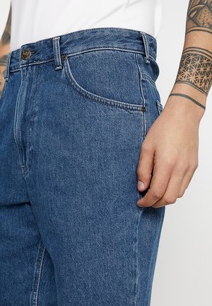 Jeans aus Denim in einem mittleren Blauton, mit geradem Bein, fünf Taschen und einem silbernen Knopfverschluss an der Taille.