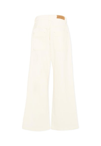 Jean blanc à jambes larges avec deux poches arrière et une étiquette de marque en cuir marron sur la ceinture, vu de dos.