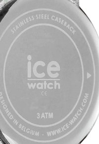 Fond de boîtier de montre en acier inoxydable rond de couleur argent, portant le logo "ice watch", une résistance à l'eau de 3 ATM, et un texte gravé tout autour du bord.