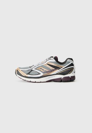 Laufschuh mit einem grauen Mesh-Obermaterial, schwarzen und goldenen Akzenten, einer gepolsterten Sohle und einer weißen Zwischensohle. Verfügt über strukturierte Muster und Schnürsenkel.