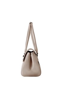 Borsa a tracolla in pelle beige con superficie testurizzata, forma triangolare e due lunghe tracolle. Presenta una chiusura superiore e sottili accenti metallici.