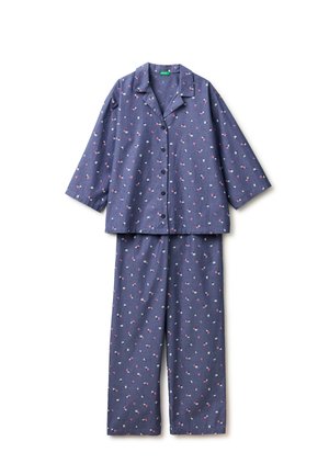 Blaues zweiteiliges Schlafanzug-Set mit langärmligem, zum Knöpfen geeignetem Oberteil und Hose, versehen mit kleinen rosa-weißen Blumenmustern.