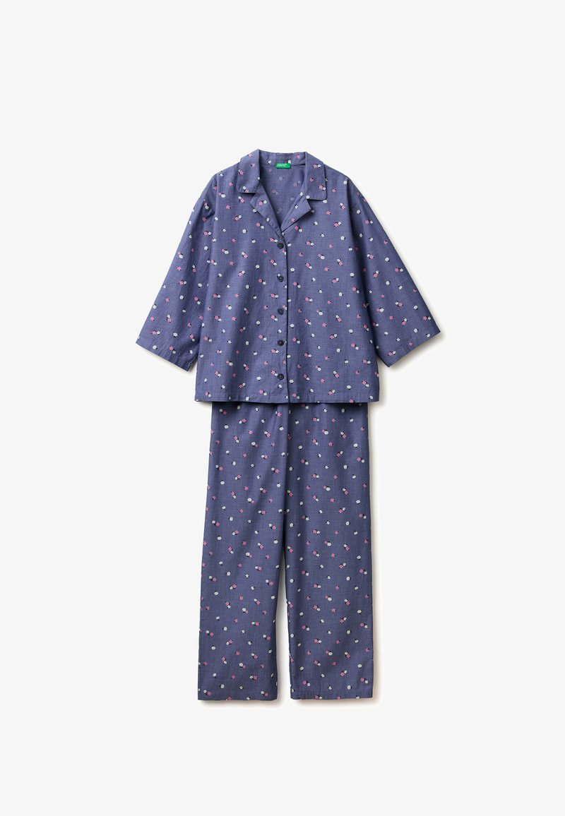 Niebieski dwu-częściowy zestaw piżamowy z długim rękawem i spodniami, ozdobiony małymi kwiatowymi wzorami w kolorze różowym i białym.
