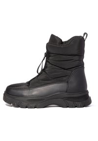 Botas de invierno negras con parte superior acolchada y suela de goma. Presentan un diseño de cordones en la parte delantera y una suela texturizada y gruesa para mayor tracción.
