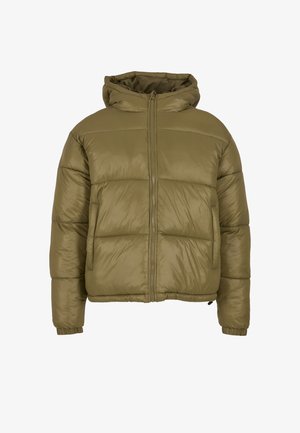 Chaqueta acolchada verde oliva con capucha, cierre de cremallera y puños elásticos. Presenta secciones acolchadas y un corte relajado.