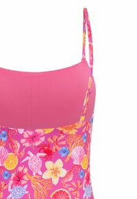 Maillot de bain une pièce avec un fond rose présentant un motif floral et marin vibrant. Comprend des bretelles réglables. Texture lisse.