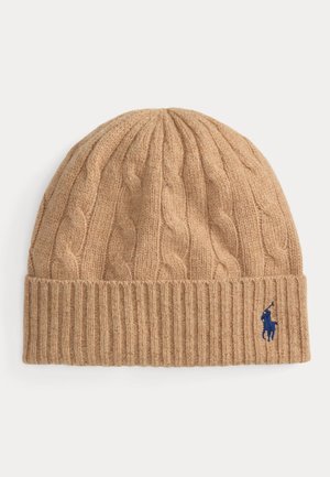Beżowa dzianinowa czapka z warkoczowym wzorem i zagiętym prążkowanym brzegiem, z małym niebieskim logo polo grającego haftowanym po boku.