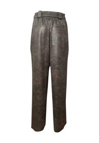 Grijze nep leren broek met een losse pasvorm, voorzien van een hoge tailleband en twee achterzakken. Soepele textuur, recht gesneden pijpen.