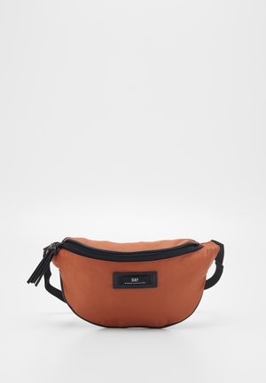 Oranssi kangaskotelo vyötärölle mustalla vetoketjulla ja hihnalla, jossa on suorakulmainen etiketti tekstillä "DAY." Tyylikäs, pyöristetty muoto.