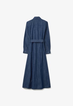 Denimkleid mit langen Ärmeln, Kragen und Gürtel. Hat eine bodenlange, ausgestellte Silhouette und eine strukturierte dunkelblaue Oberfläche.