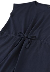 Marineblauwe jumpsuit gemaakt van zachte stof, met een trekkoord in de taille, mouwloos ontwerp en een gladde textuur. Geen patronen of accenten zichtbaar.