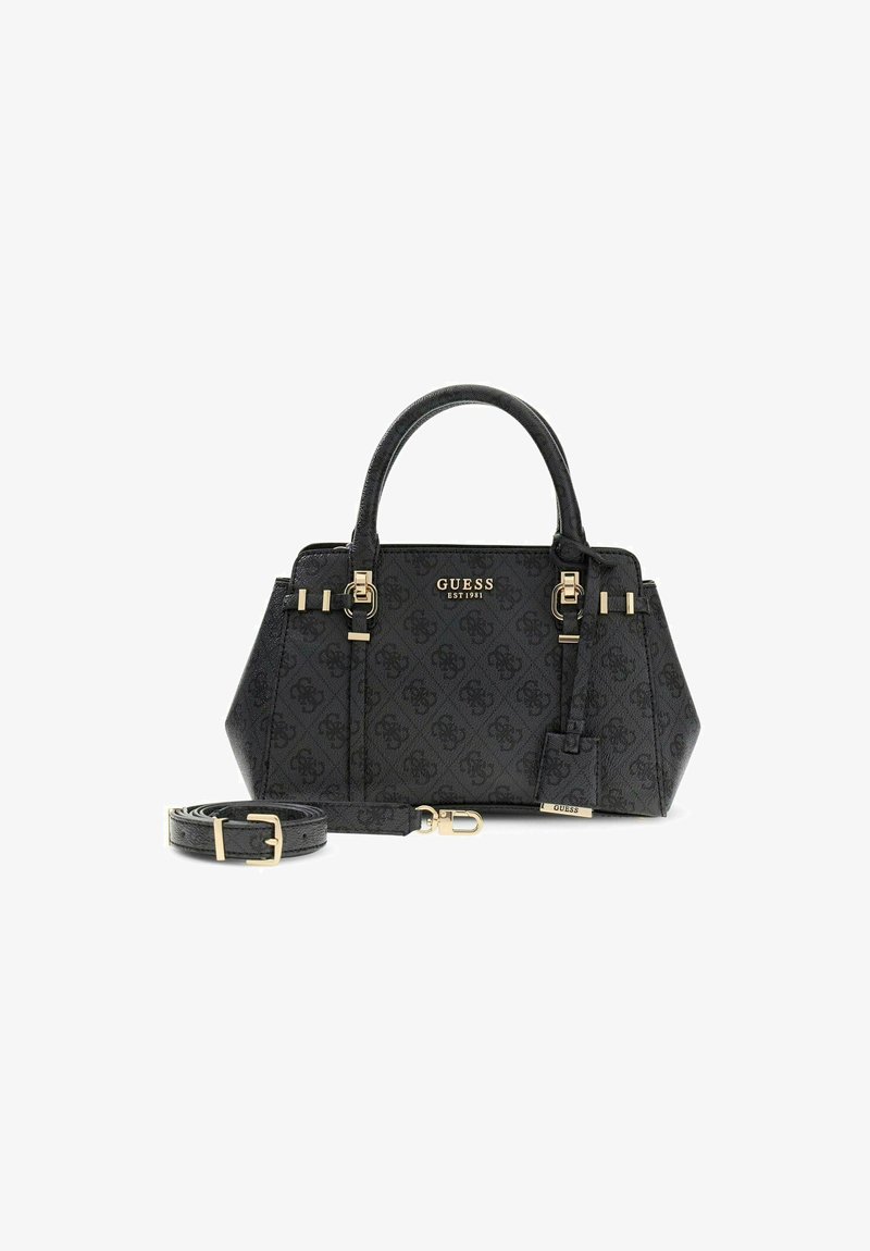 Sac à main Guess noir avec ferrures dorées, motif monogramme, double poignée et bandoulière amovible enroulée à côté, sur fond blanc.